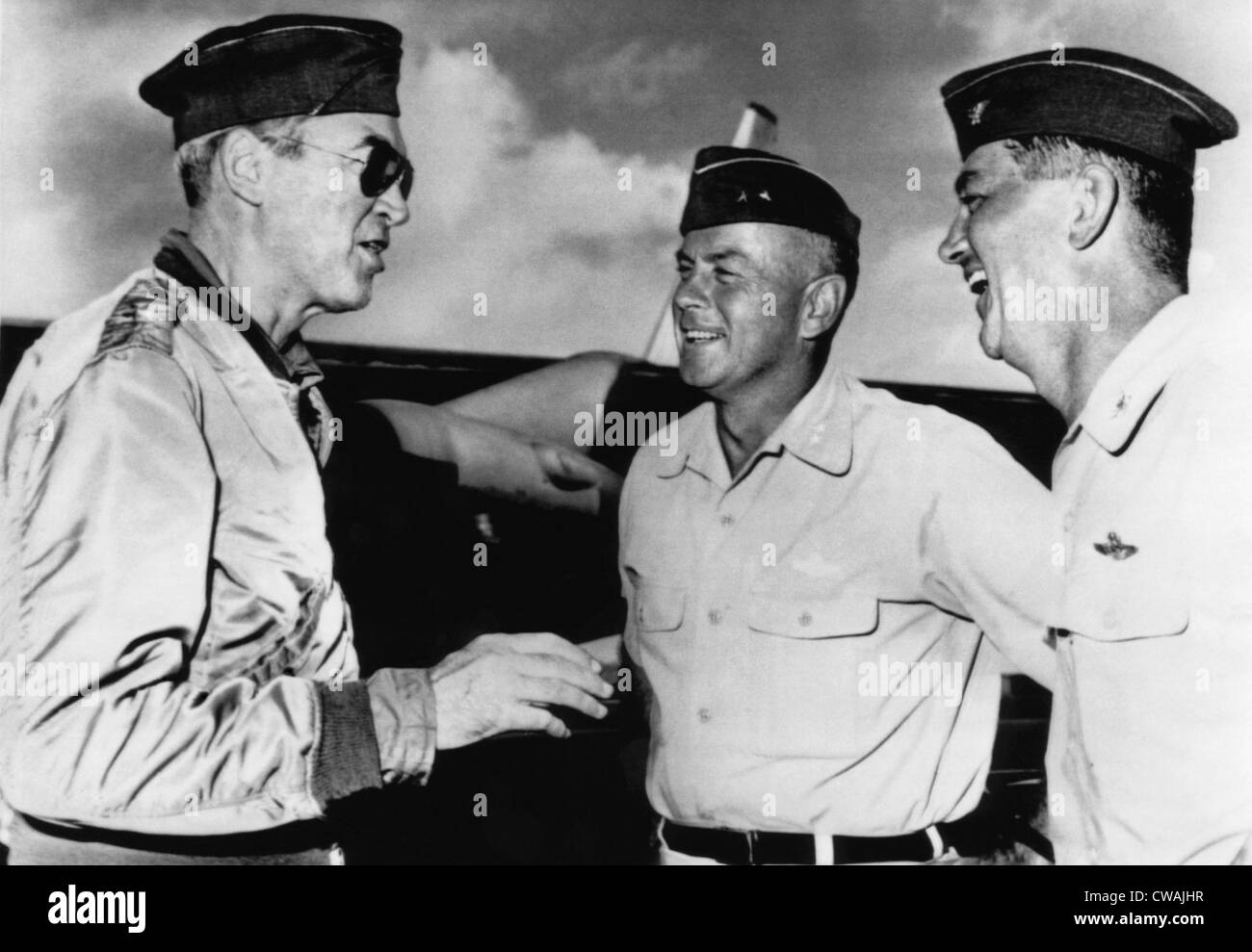 Brigadegeneral James Stewart, besuchen von Soldaten in Guam vor ihrer Tour durch Vietnam, l-r: James Stewart, General William Stockfoto