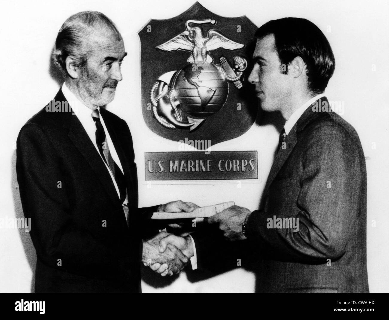 Brigadier General Jimmy Stewart, Händeschütteln mit seinem Stiefsohn Ronald Stewart, nachdem er in der Marine Corps auf geschworen wurde Stockfoto