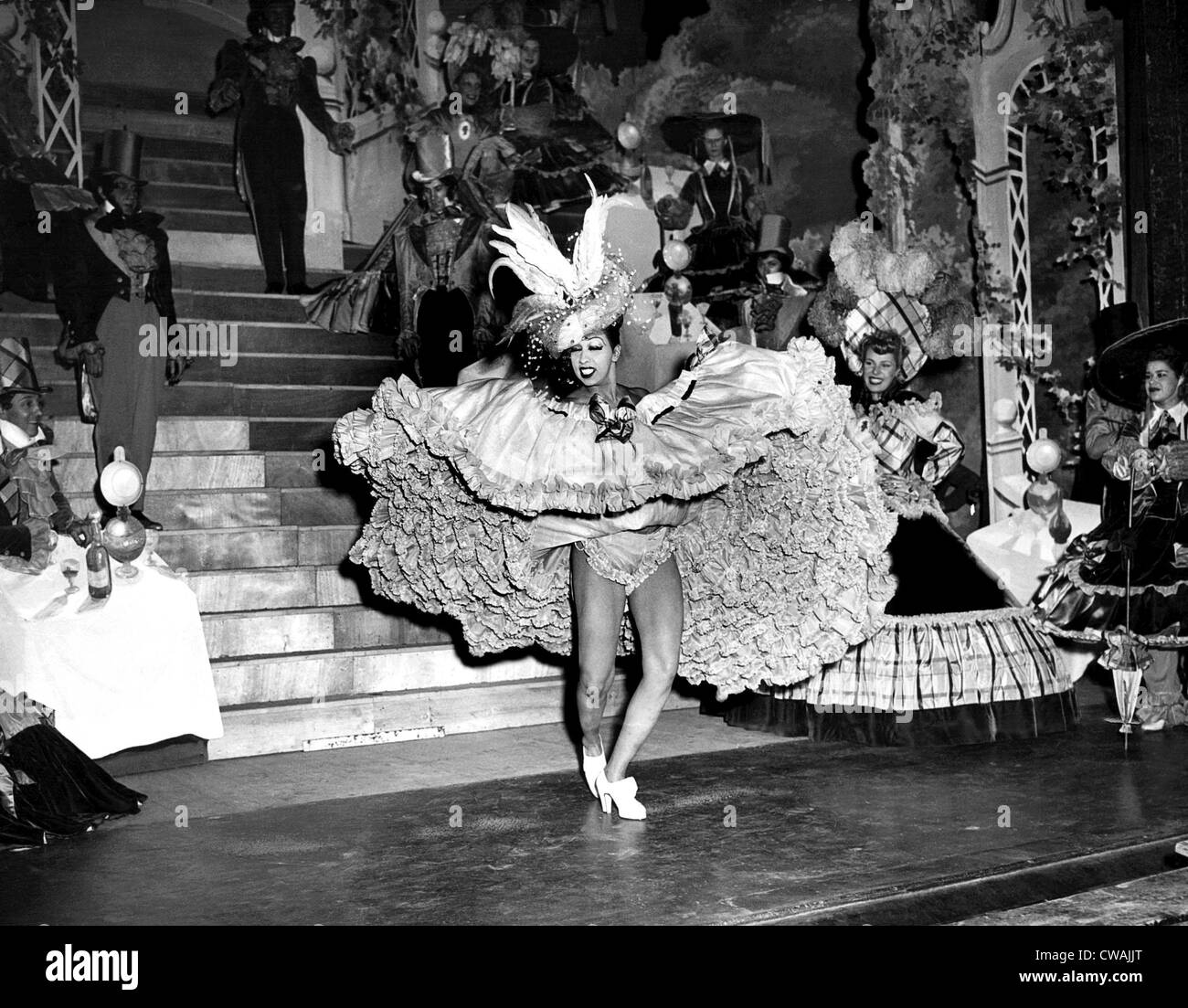 Josephine Baker führt im Folies Bergeres Theater in Paris, 1949. Höflichkeit: CSU Archive/Everett Collection Stockfoto