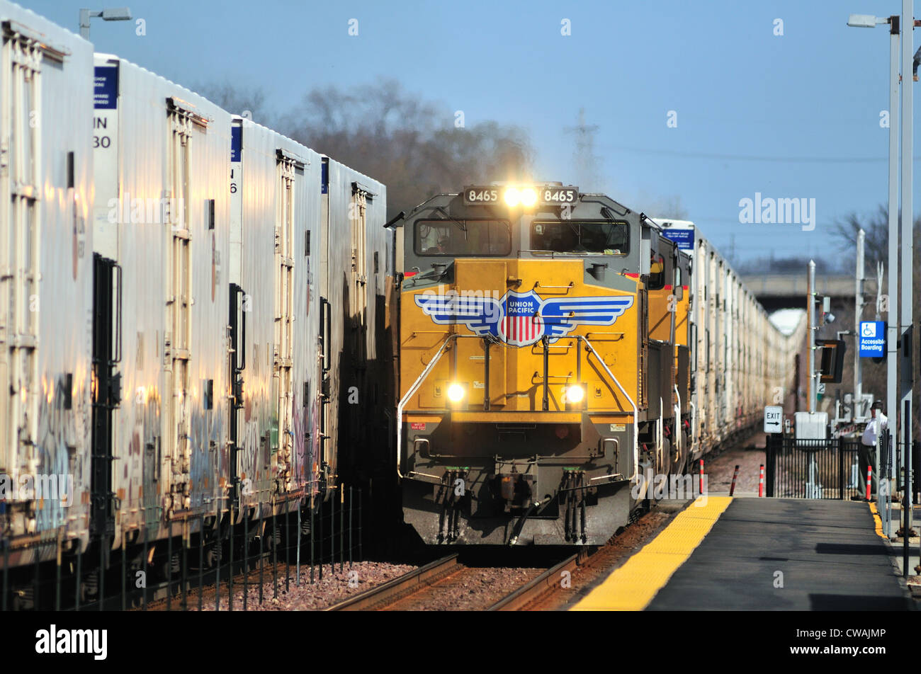 Nach Osten und Westen Union Pacific Einheit Güterzüge Geneva, Illinois. Motor Unit #8465. Geneva, Illinois, USA. Stockfoto
