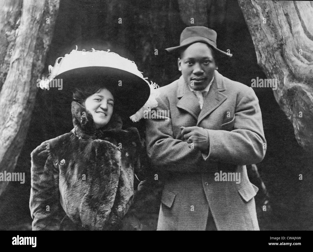 Welt-Schwergewichts-Champion Boxer Jack Johnson (1878-1946) und seine weiße Frau in Vancouver, BC 1909. Johnson kehrt zurück Stockfoto