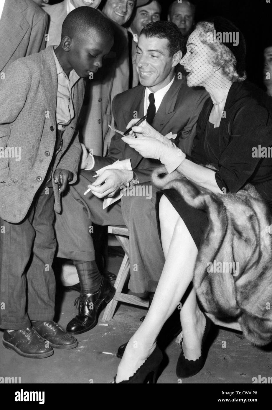 Ein junger Fan bekommt die Autogramme von Joe DiMaggio und Marlene Dietrich bei einem Sugar Ray Robinson-Kampf in New York, 1951. Höflichkeit: Stockfoto