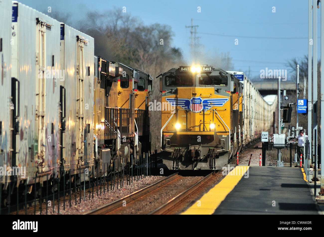 Nach Osten und Westen Union Pacific Einheit Güterzüge Genf Illinois. Motor Unit #8465. Geneva, Illinois, USA. Stockfoto