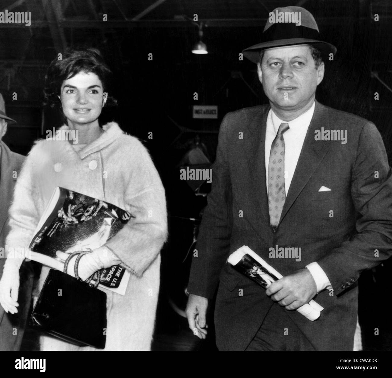 Jacqueline Kennedy und Kennedy, Maryland Air Force Base warten auf ein Flugzeug nach Palm Beach, Florida. 11. Mai 1961. Stockfoto