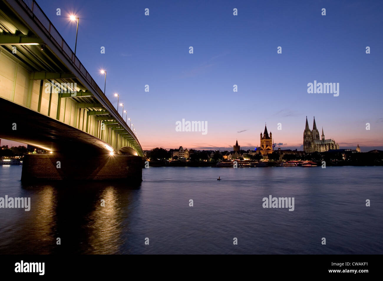 Köln, der Rhein promenade mit groß St. Martin und Dom an der Deutzer Brücke Stockfoto