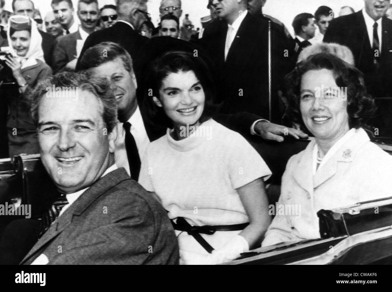 Präsident John F. Kennedy, First Lady Jacqueline Kennedy, L-r: Texas Gouverneur John Connally, Nellie Connally, nachdem die Stockfoto