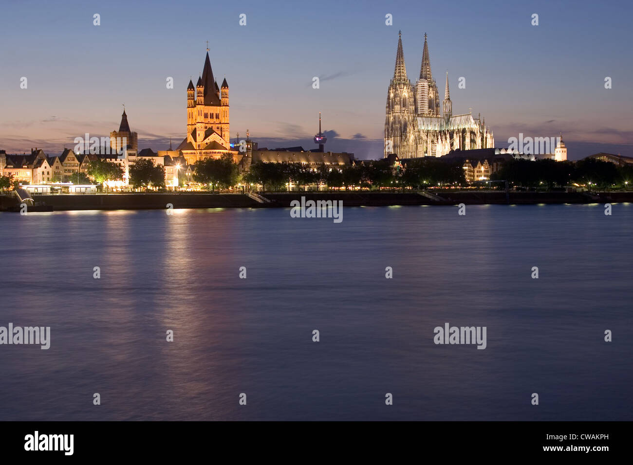 Köln, der Rhein promenade mit groß St. Martin und Dom bei Nacht Stockfoto