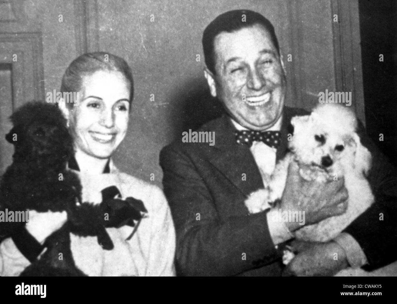 Eva und Juan Perón mit ihren Hunden, etwa Anfang der 1950er Jahre. Höflichkeit: CSU Archive / Everett Collection Stockfoto