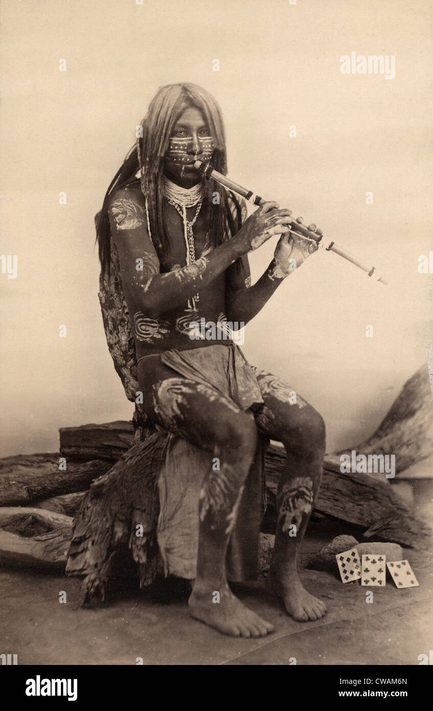 Native American Quechan (Yuma) Stamm Flötenspiel, ein Instrument von vielen indianischen Gruppen verwendet. 1891. Stockfoto