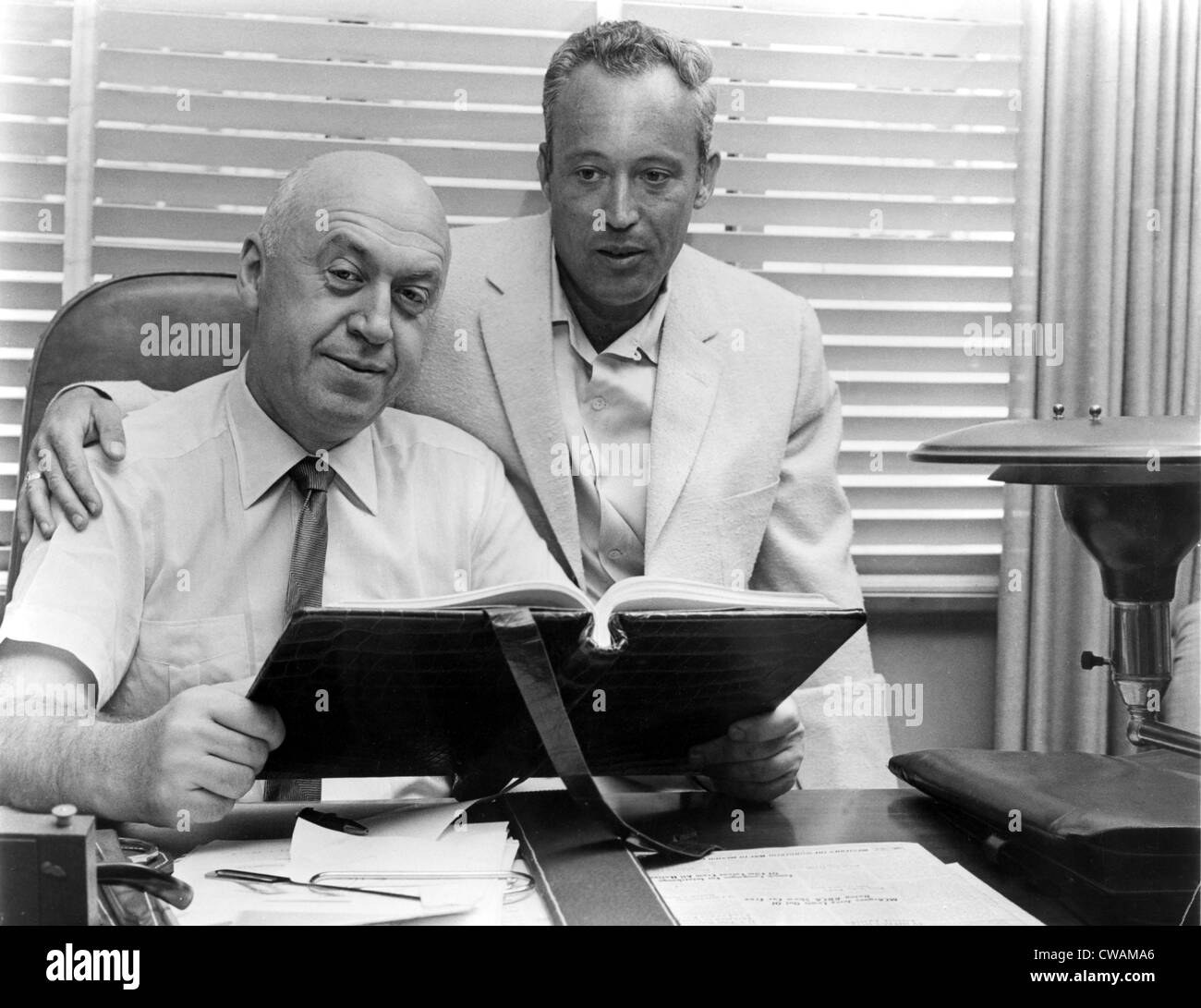 Otto Preminger, Direktor & Leon Uris, Schriftsteller, Review Skript zu EXODUS, 1958. Höflichkeit: CSU Archive / Everett Collection Stockfoto
