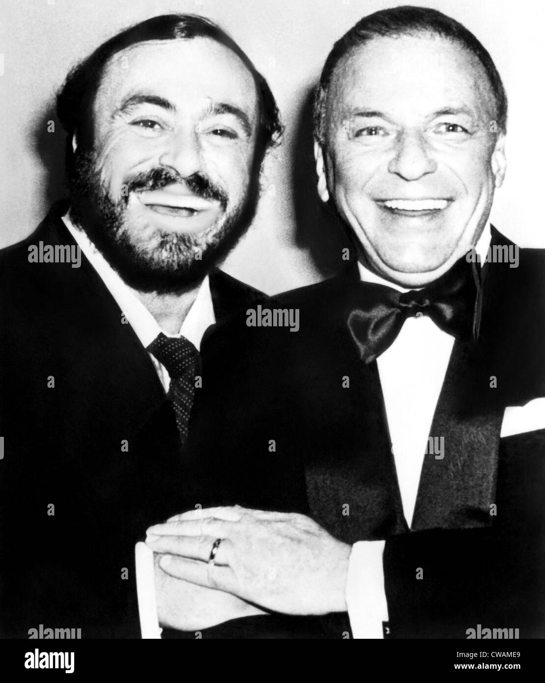 Luciano Pavarotti und Frank Sinatra, ca. 1980. Höflichkeit: CSU Archive/Everett Collection. Stockfoto