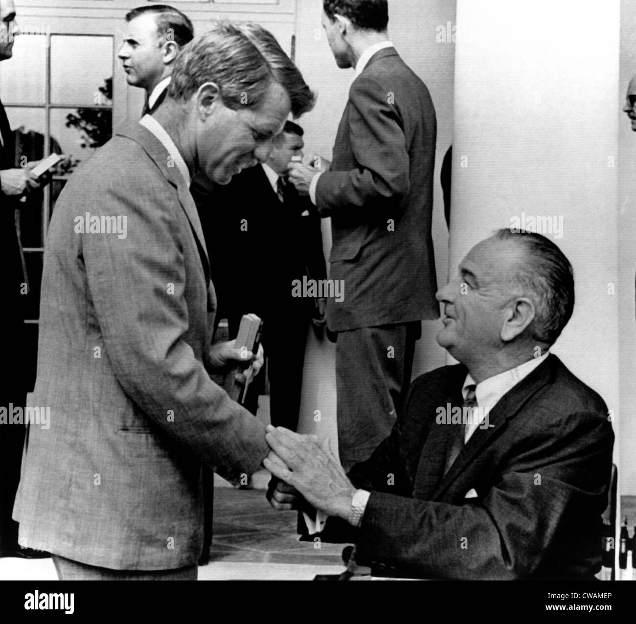 Senator Robert F. Kennedy schüttelt Hände mit Präsident Lyndon Johnson, 1965. Höflichkeit: CSU Archive / Everett Collection Stockfoto