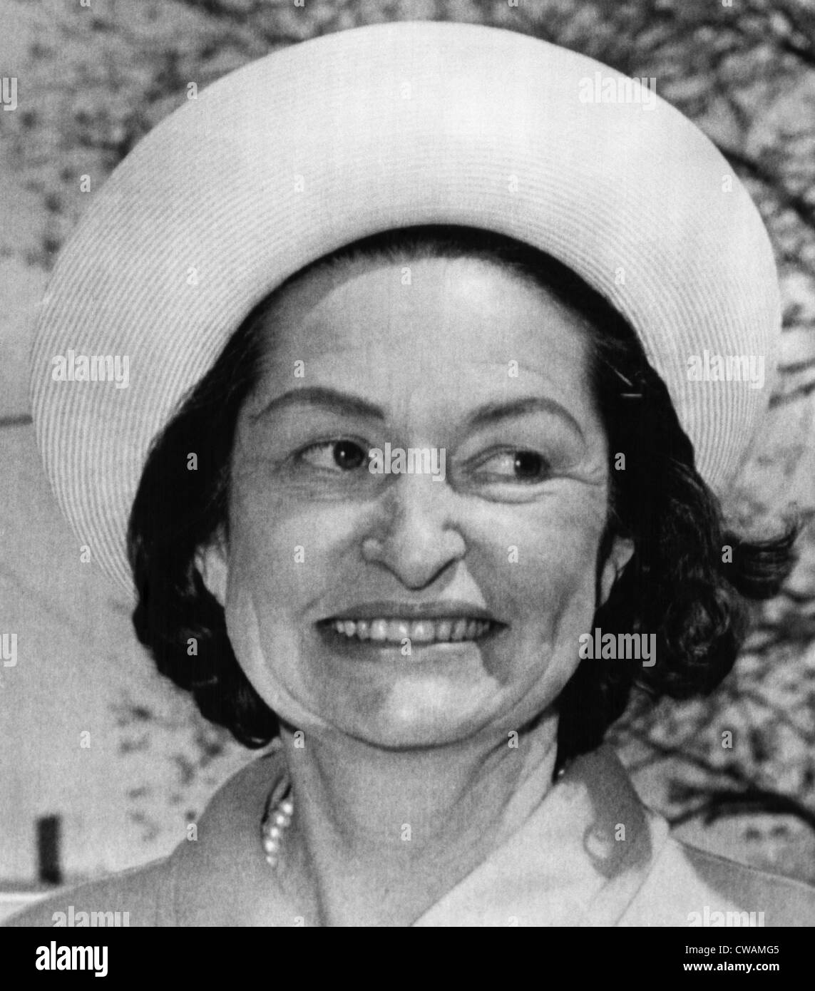 Lady Bird Johnson verlässt St. Barnabus Episcopal Church nach Ostern Dienstleistungen, 14. April 1968. Höflichkeit: CSU Stockfoto