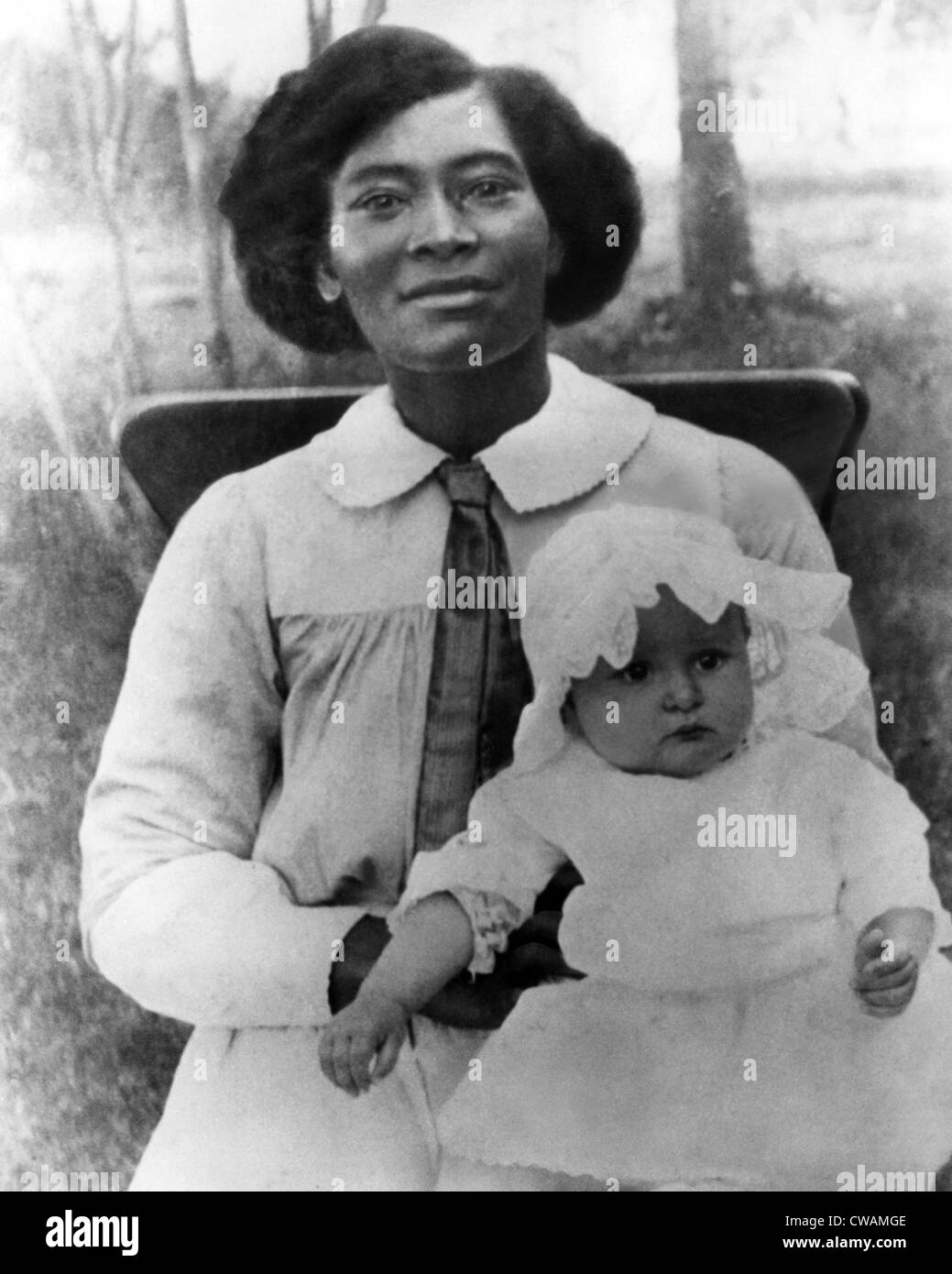 Lady Bird Johnson, (Geburtsname: Claudia Alta Taylor) und die Krankenschwester, die ihr den Spitznamen gab. ca 1912. Höflichkeit: CSU Stockfoto