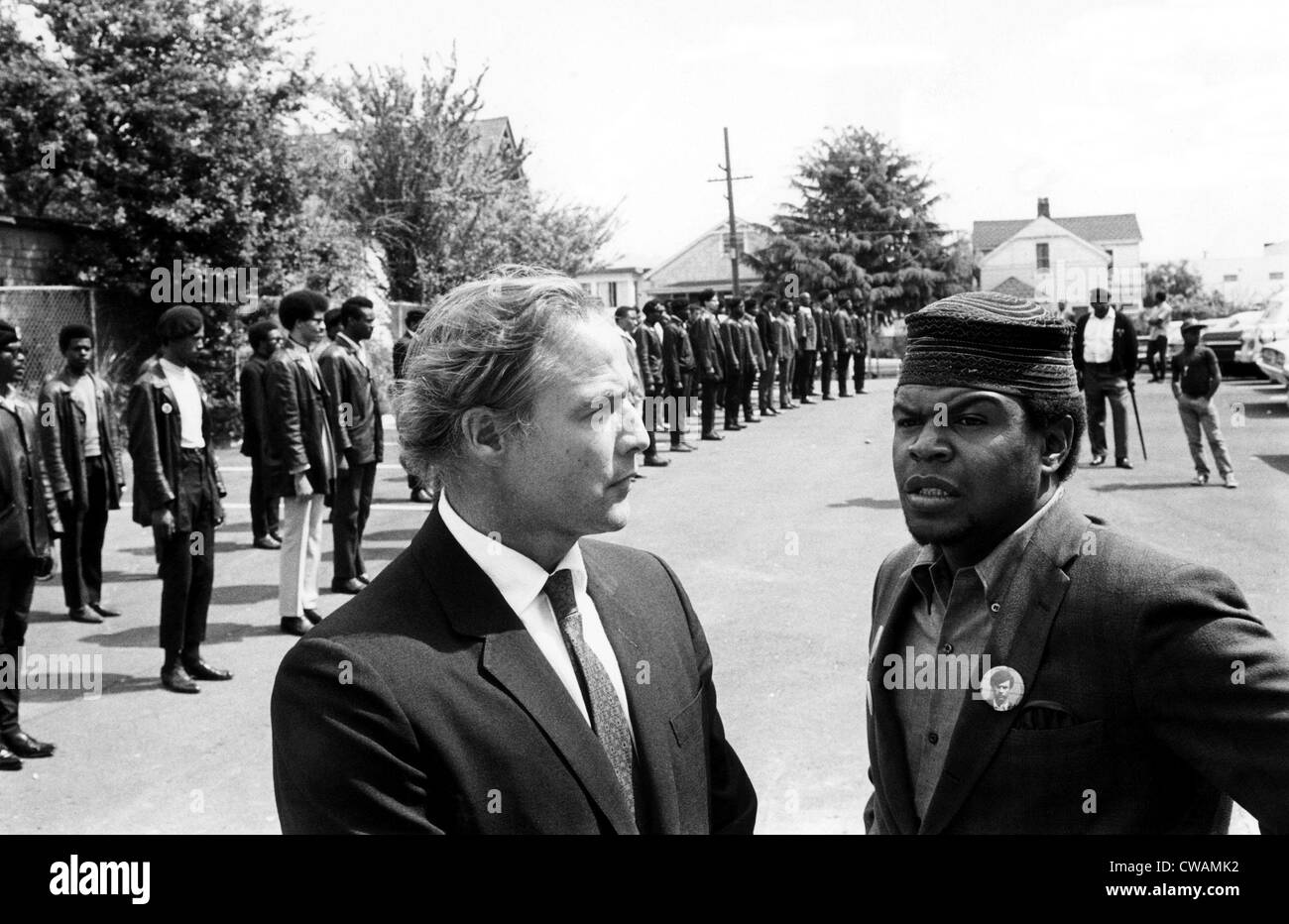 Marlon Brando spricht mit Black Panther Kapitän Kenny Denmon bei den Erinnerungsdienstleistungen des Erschlagenen Mitglied der Gruppe in Stockfoto