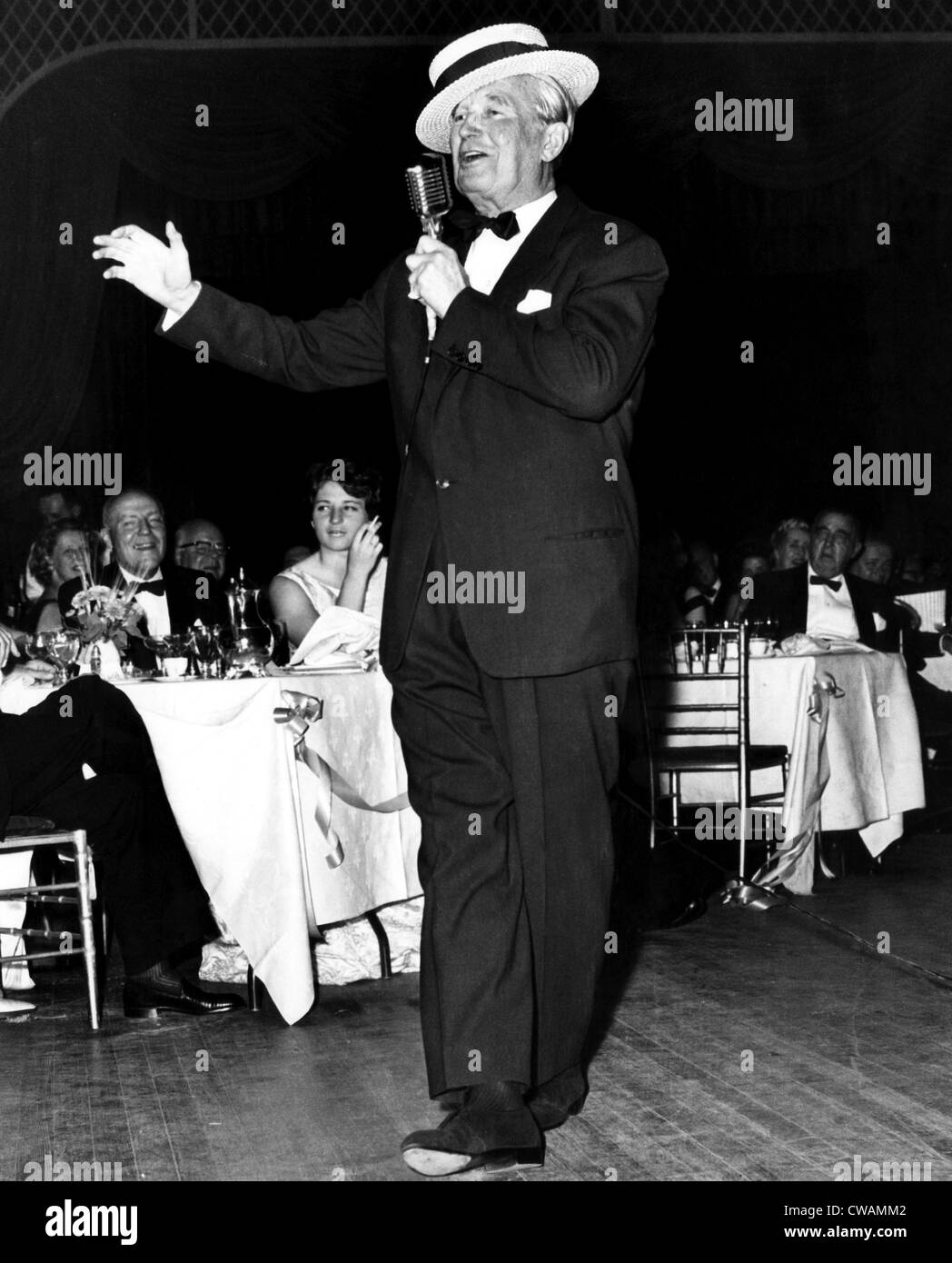 Maurice Chevalier in New York April in Paris Kugel, 1961. Höflichkeit: CSU Archive/Everett Collection Stockfoto