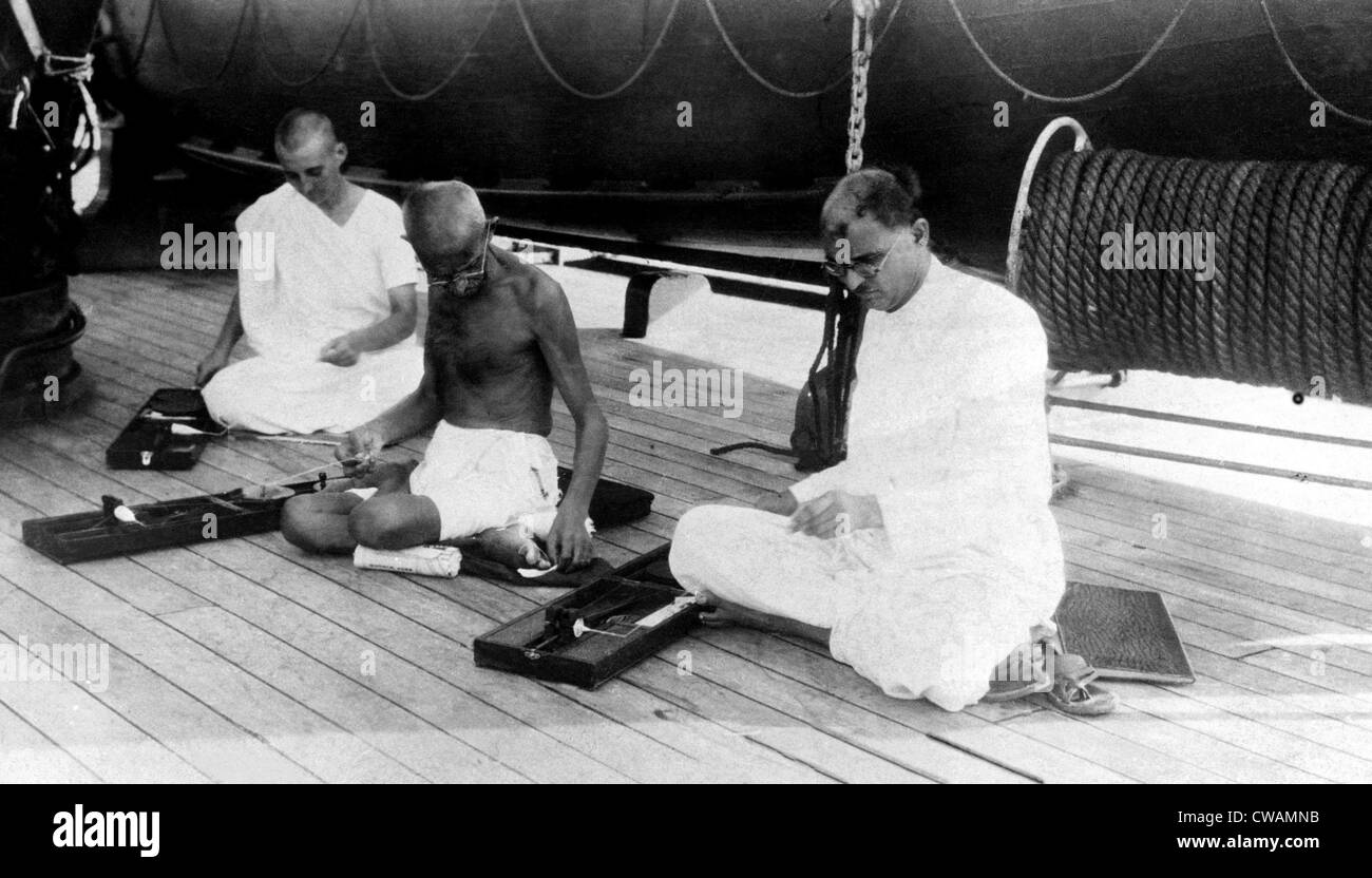 Mahatma Gandhi webt Tuch an Bord der Liner Rajputana unterwegs nach London an das Diskussionsforum Indien Stockfoto