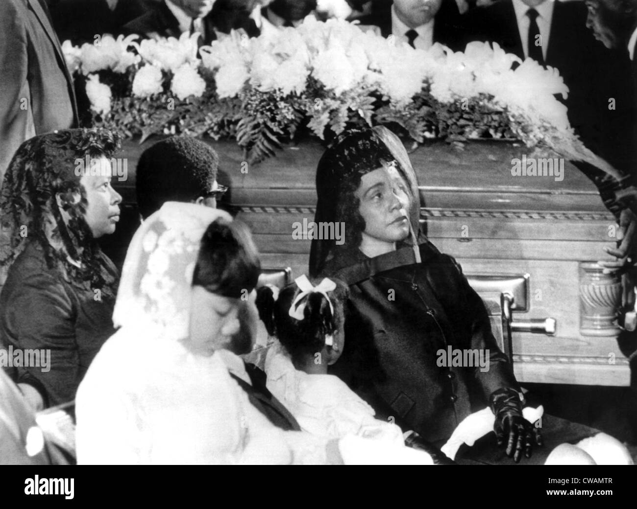 Coretta Scott King, mit ihren Töchtern, Yolande und Bernice, bei der Beerdigung ihres Mannes, Dr. Martin Luther King Jr., Stockfoto