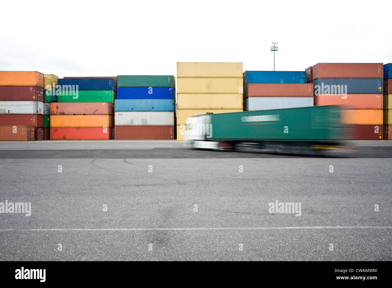 Lkw vorbeifahren Versandbehälter Stockfoto