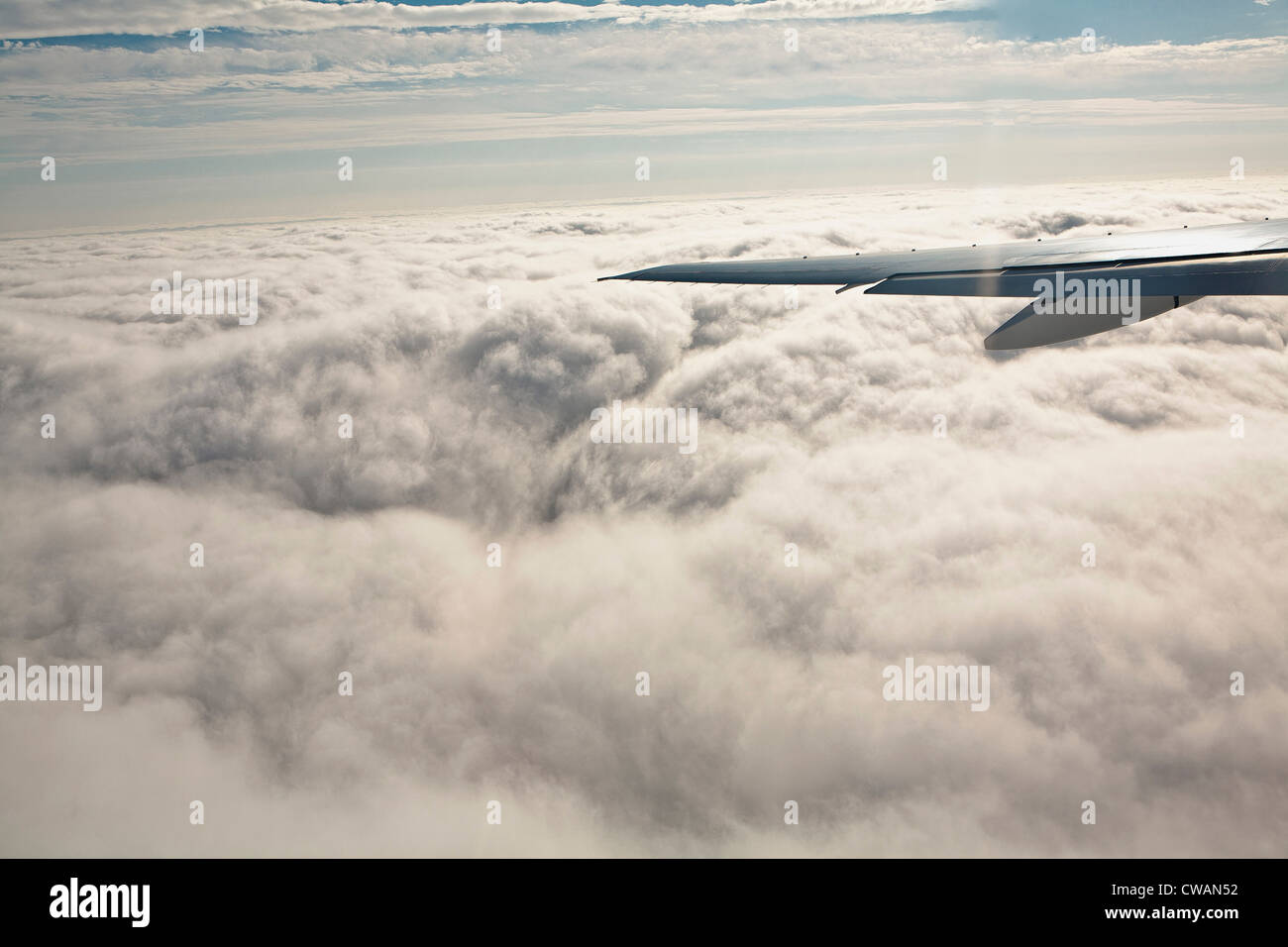 Flugzeug Flügel und Wolken Stockfoto