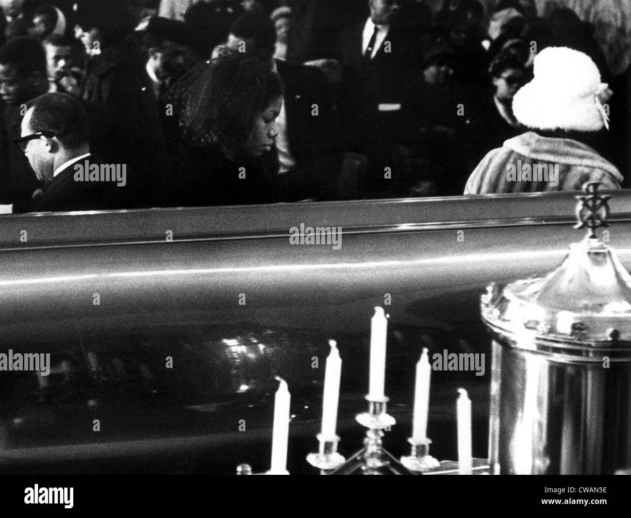 Ein letzter Blick: Frau kleine Betty Shabazz, Witwe von Malcolm X, geht weg von der Sarg nach der Besichtigung des Körpers ihres Mannes während Stockfoto