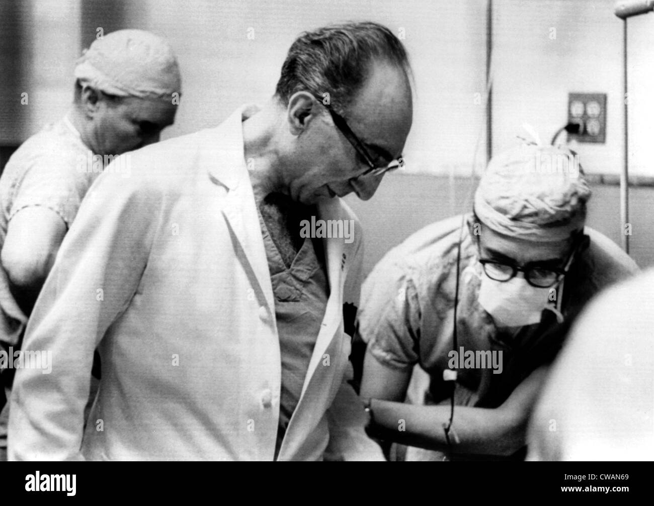 Dr. Michael DeBakey Prüfung seines künstlichen Herzens Implantat-Patienten, Marcel De Rudder, Houston, 23.04.1966. Höflichkeit: CSU Stockfoto