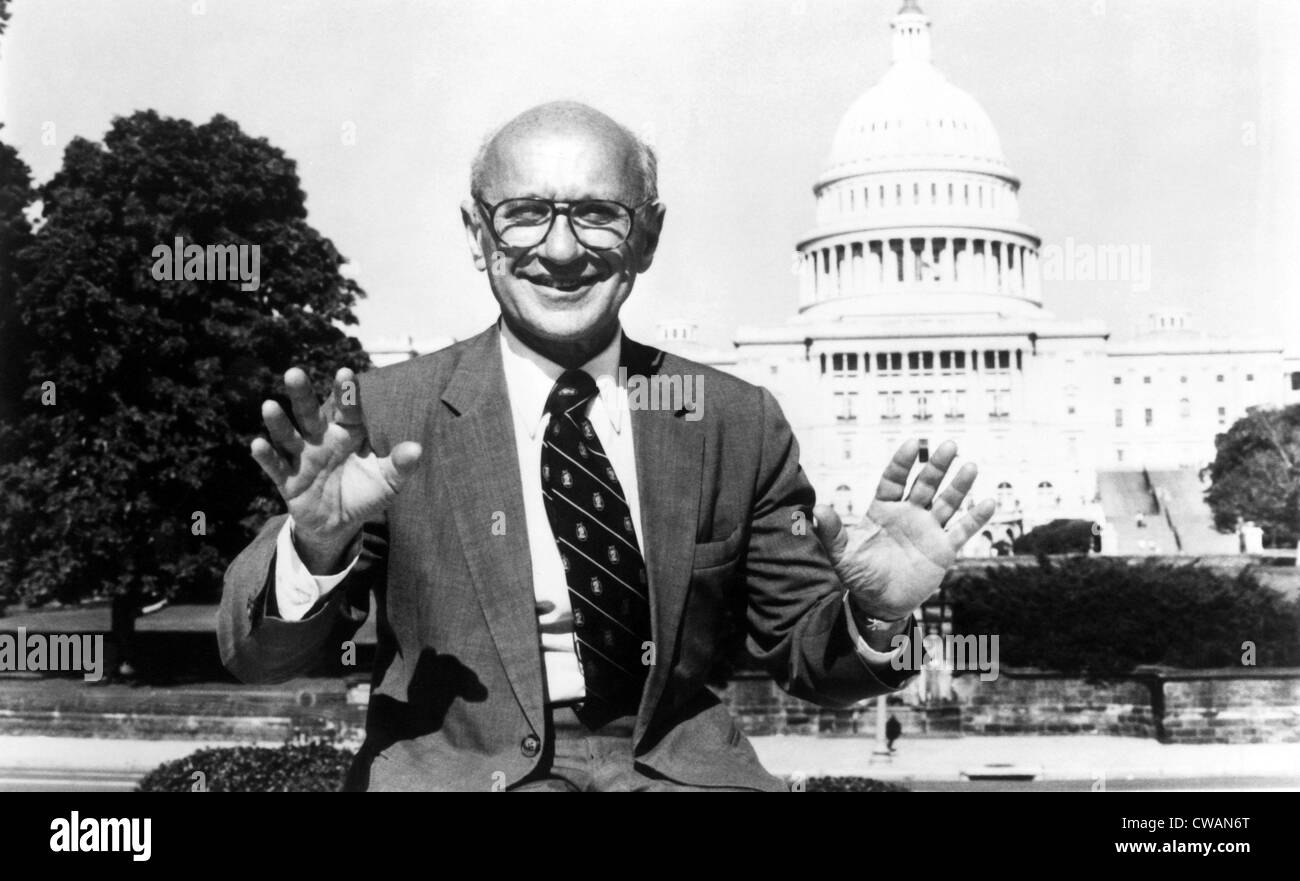 Wirtschaftswissenschaftler Milton Friedman, 1980. Höflichkeit: CSU Archive/Everett Collection Stockfoto