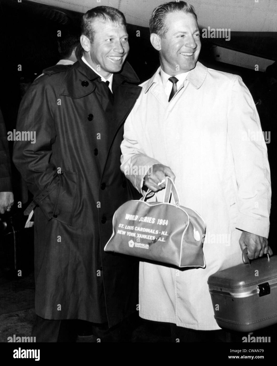 Mickey Mantle und Whitey Ford, US-amerikanischer Baseball-Spieler bei den New York Yankees ankommen am Kennedy International Airport, Stockfoto
