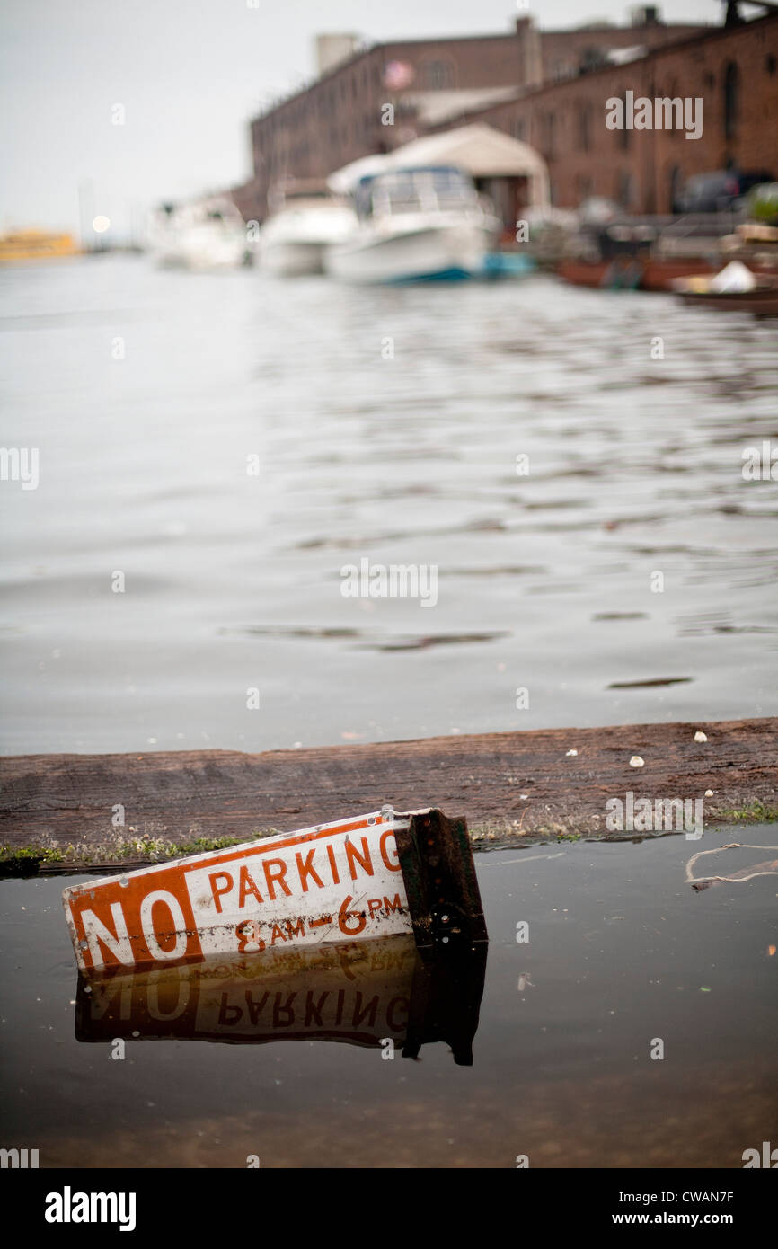 Unter Wasser keine Parkplatz-Schild Stockfoto