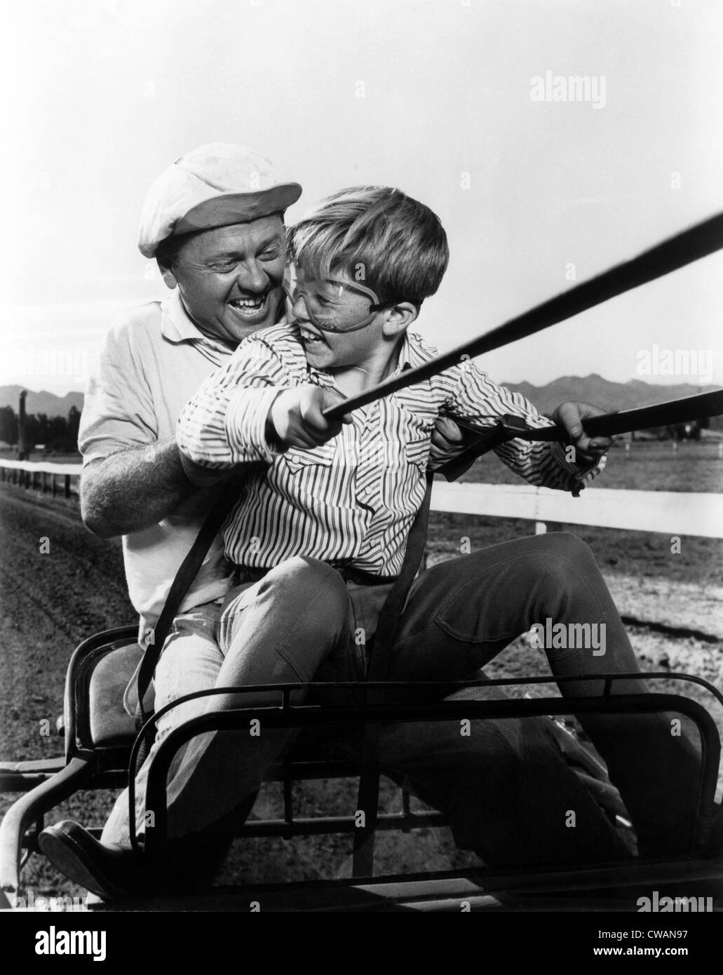 Schauspieler Mickey Rooney und sein Sohn Teddy Rooney, 1960... Höflichkeit: CSU Archive / Everett Collection Stockfoto