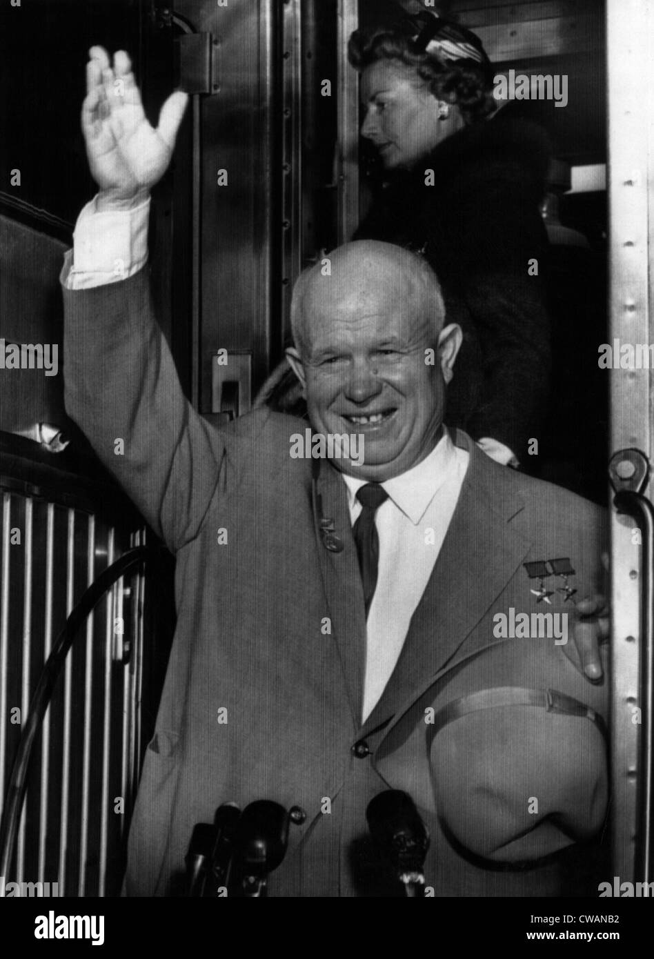 Nikita Khrushchev, (1894 – 1971), einsteigen in einen Zug nach New York an der Union Station, Washington D.C., 17. September 1959... Höflichkeit: Stockfoto