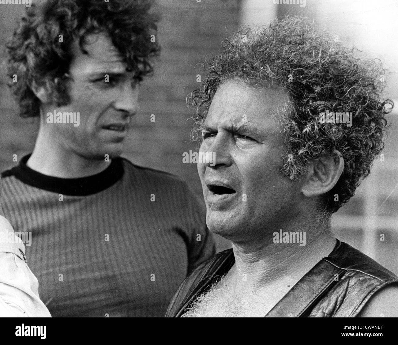 Rip Torn und Drehbuchautor und Regisseur Norman Mailer, am Set von MAIDSTONE, 1969. Höflichkeit: CSU Archive / Everett Collection Stockfoto