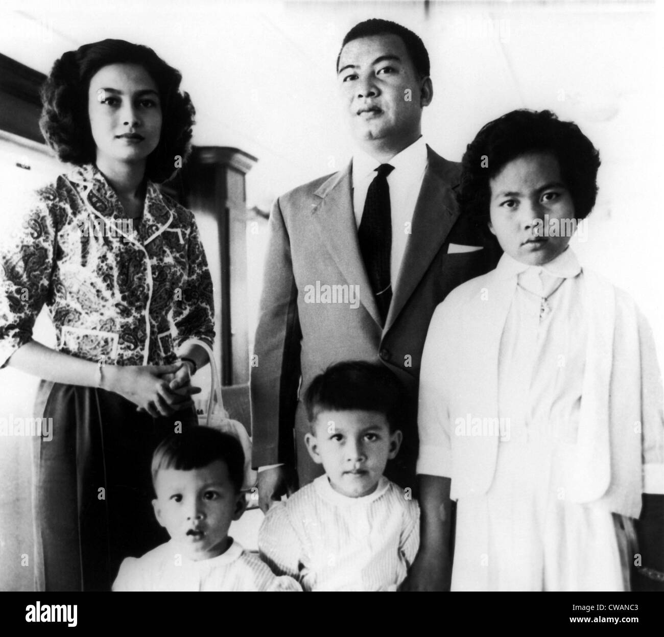 Prinz Norodom Sihanoult von Kambodscha mit Frau und Kindern. Höflichkeit: CSU Archive / Everett Collection Stockfoto