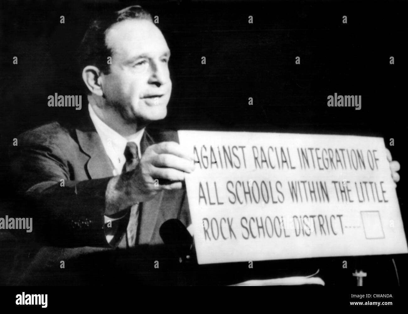 Arkansas Gouverneur Orval Faubus (D), erscheinen im Fernsehen, Arkansas Wähler gegen schulische Integration drängen 27.09.58. Höflichkeit: Stockfoto