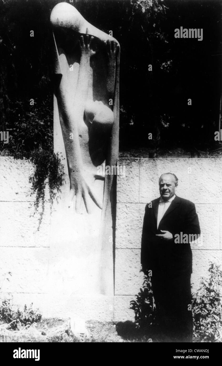 Oskar Schindler am Holocaust-Mahnmal, Frankfurt am Main, 1962. Höflichkeit: CSU Archive / Everett Collection Stockfoto