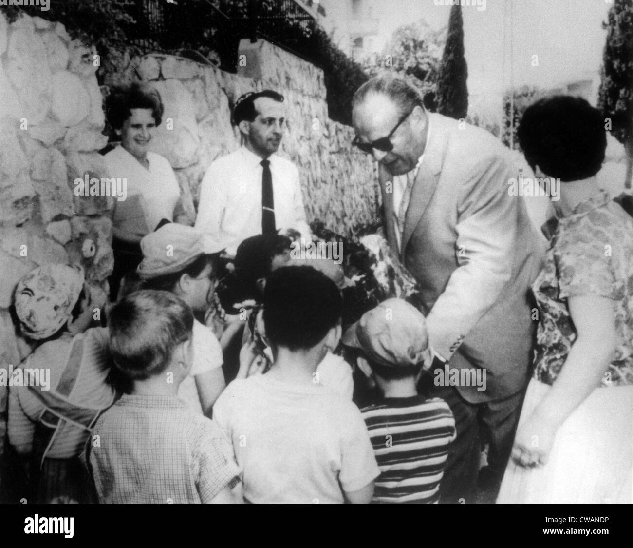 Oskar Schindler besucht Tel Aviv, Israel, Anfang der 1960er Jahre. Höflichkeit: CSU Archive / Everett Collection Stockfoto