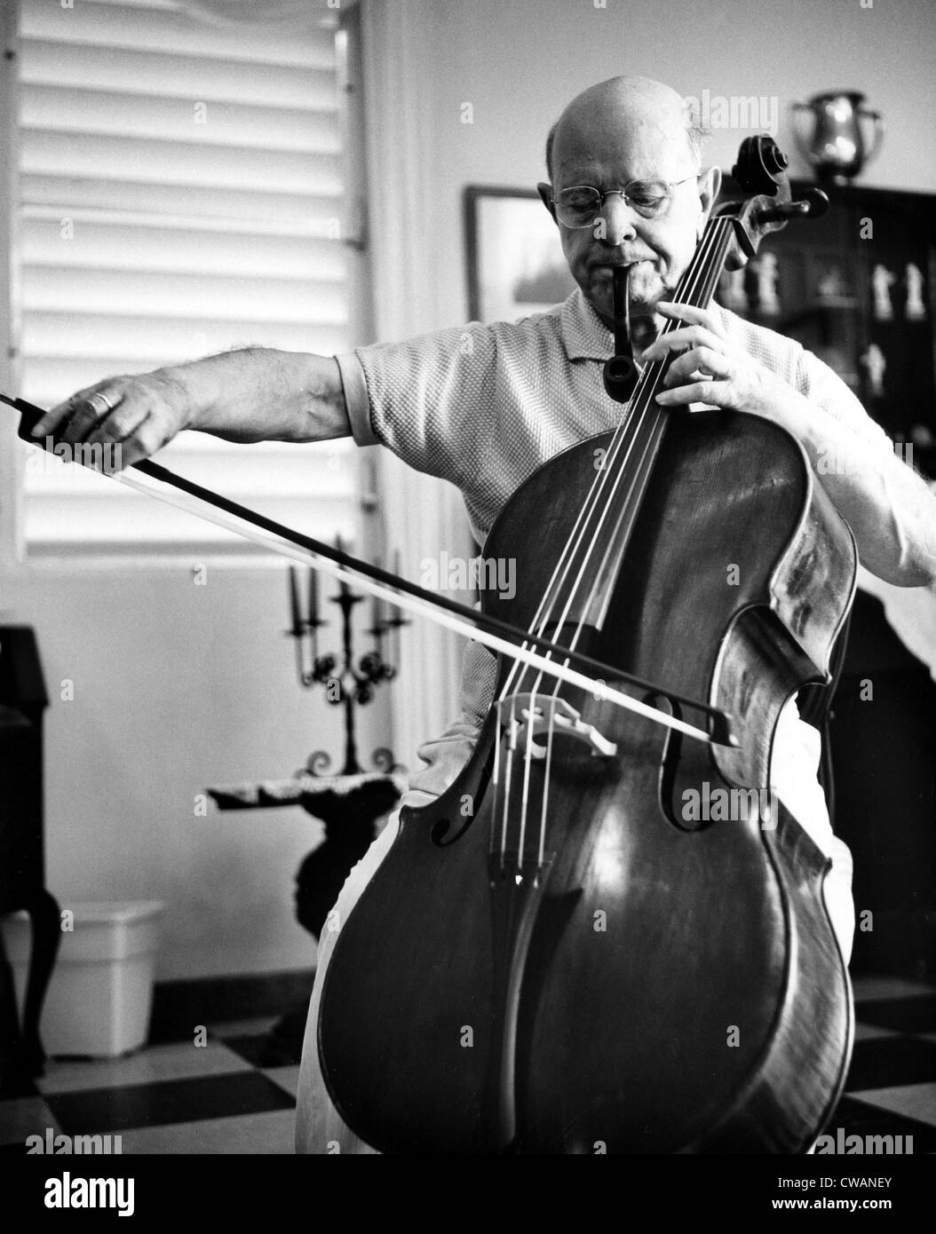 Pablo Casals feiert seinen 85. Geburtstag durch Rauchen eines seiner 16 gut gebrauchten Rohren und seinem Cello zu spielen. San Juan, Puerto Stockfoto