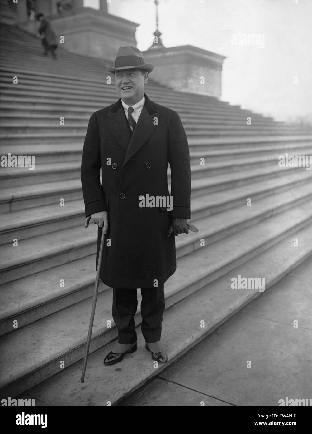 Harry F. Sinclair (1876-1956), Präsident von Sinclair konsolidiert Oil Corporation, auf den Stufen des Kapitols in Washington Stockfoto