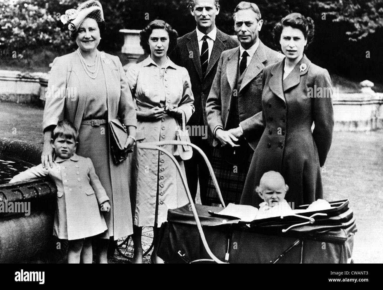 Die königliche Familie, L-r: Prinz Charles, Königin Elizabeth (Queen Consort von George VI), Prinzessin Margaret, der Herzog von Edinburgh, Stockfoto