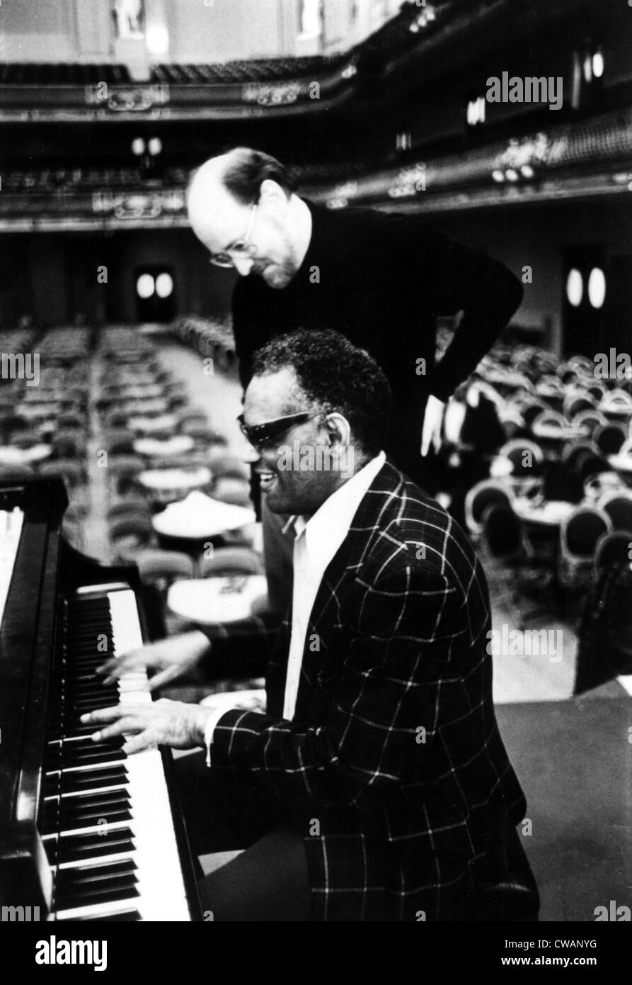 Ray Charles, mit Dirigent und Komponist John Williams Proben für Charles' Apperance mit den Boston Pops ca. 1980. Höflichkeit: Stockfoto