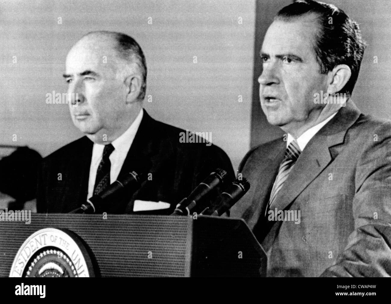 Attorney General John Mitchell und Präsident Richard Nixon auf einer Pressekonferenz während, die Nixon Charles Manson erklärt Stockfoto