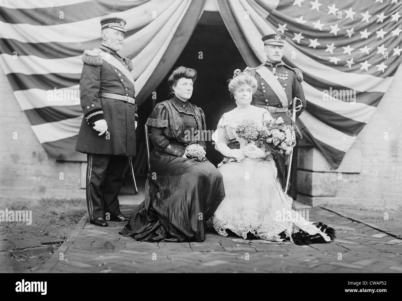 General Frederick Grant (1850-1912), Sohn von Präsident Grant und General Leonard Wood (rechts) mit ihren Ehefrauen.  Beide Männer Stockfoto