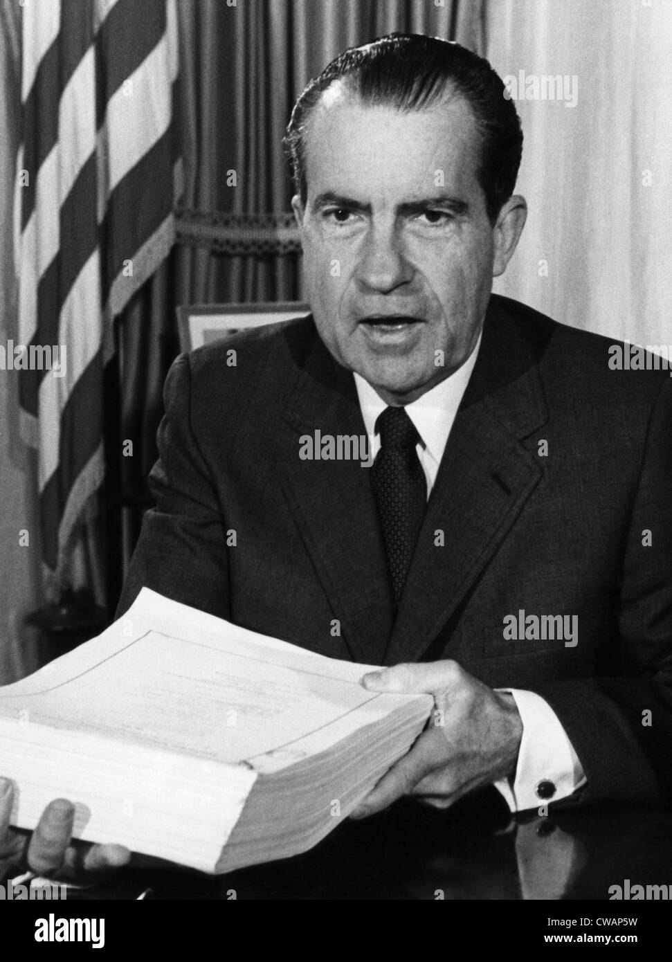 US-Präsident Richard Nixon, nach der Unterzeichnung einer Steuerschuld, Washington D.C., 1970... Höflichkeit: CSU Archive / Everett Collection Stockfoto