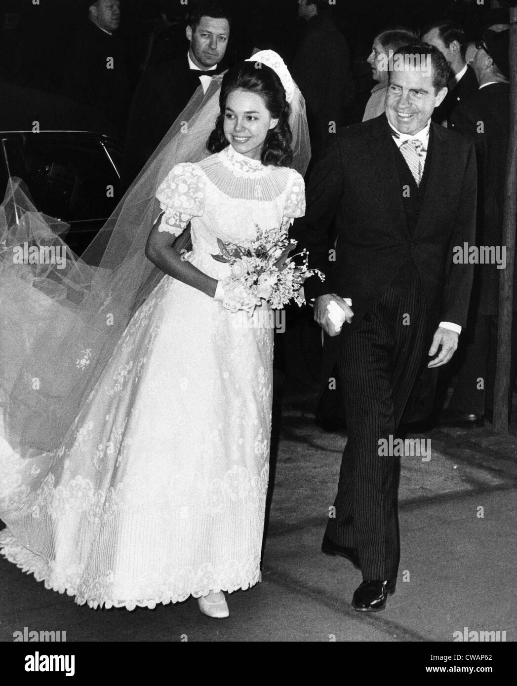 US-Präsident Richard Nixon (rechts) Begleitung seiner Tochter Julie Nixon in Marmor Stiftskirche für ihr Hochzeit Stockfoto