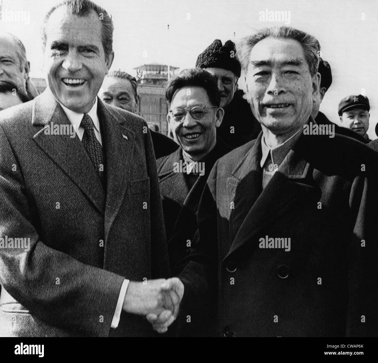 US-Präsident Richard Nixon, chinesische Ministerpräsident Zhou Enlai, Händeschütteln am Shanghai Flughafen vor der Abreise Nixons, Stockfoto