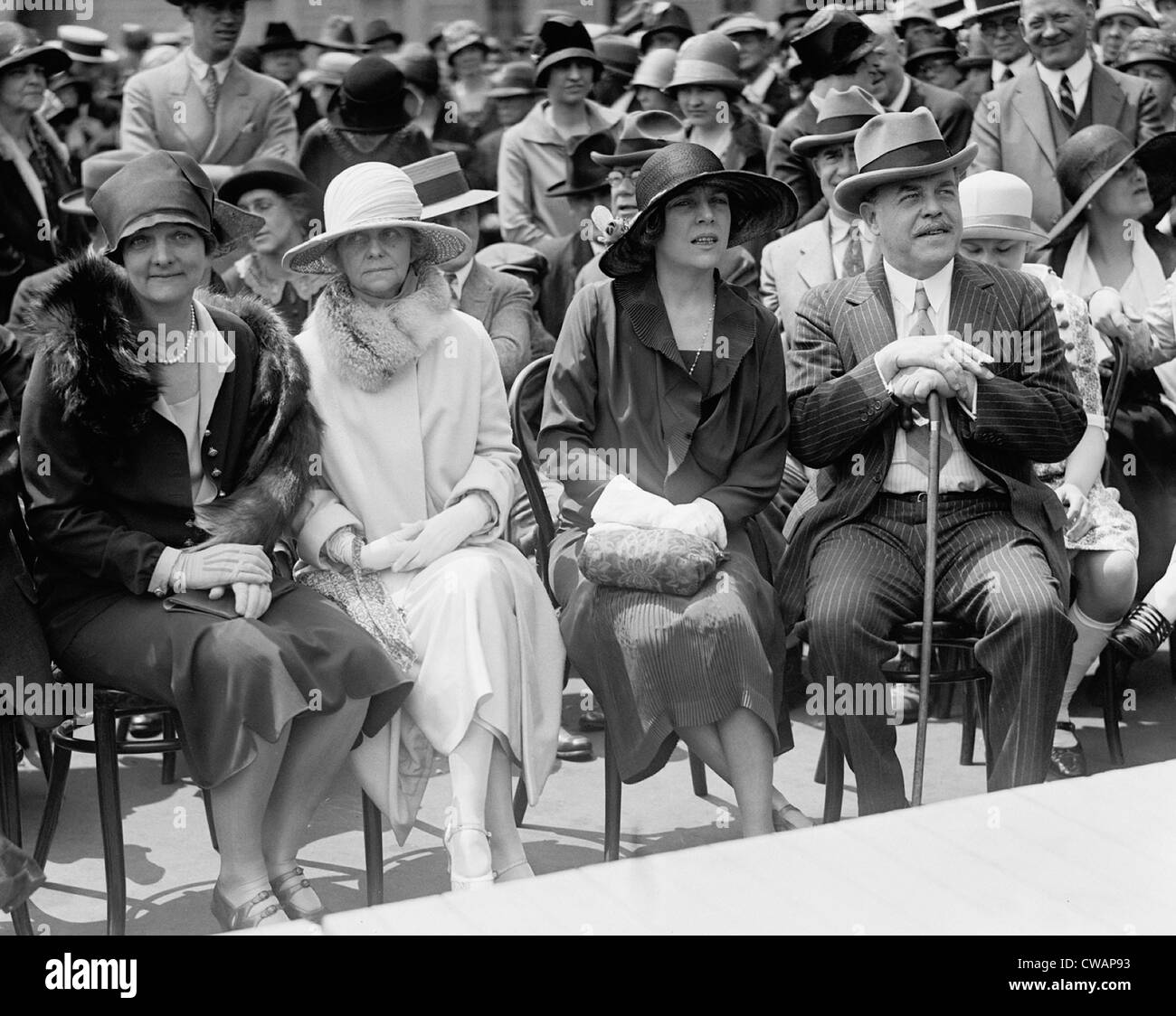 Alice Roosevelt Longworth befindet sich zwischen ihrem Ehemann, leistungsstarke Lautsprecher des Hauses, Nicholas Longworth und Mrs. William Borah, Stockfoto