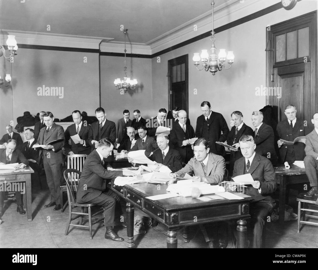 Senatsausschuss für Wahlen engagiert bei der Zählung der Stimme um festzustellen, ob Michigan Senator Truman Handy Newberry (1864-1945) Stockfoto