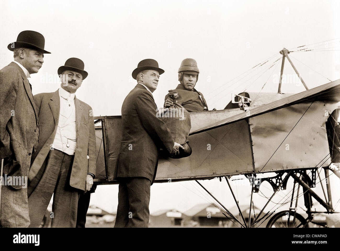 Der erste US Air Mail Beutel ist behelmten Piloten Earle Ovington von Postmaster General Frank H. Hitchcock auf Nassau übergeben Stockfoto