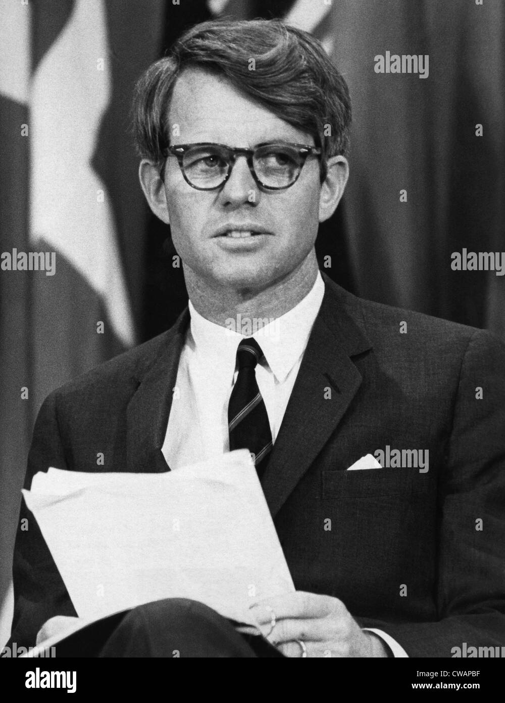 Senator Robert F. Kennedy wartet auf 14.500 Studenten an der Kansas State University, 25. März 1968... Höflichkeit: CSU Archiv Stockfoto