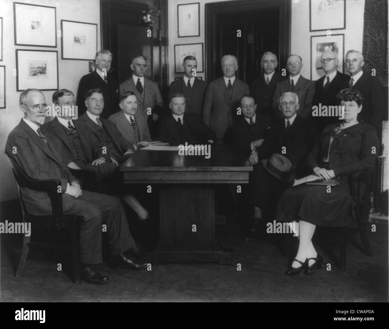 Mitglieder des Kabinetts von Präsident Calvin Coolidge (Hoover, Davis, Wilbur & Mellon), amerikanische Rote Kreuz Mitglieder und Regierung Stockfoto